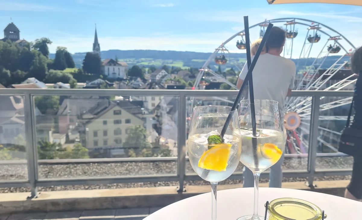 Wer es auf die Rooftopbar geschafft hat, wird mit Drinks und schöner Aussicht belohnt.